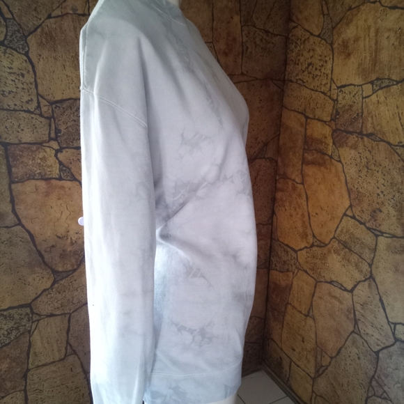 Elegant Marble Gray Crew Neck Sweater - Picture 3 of 4